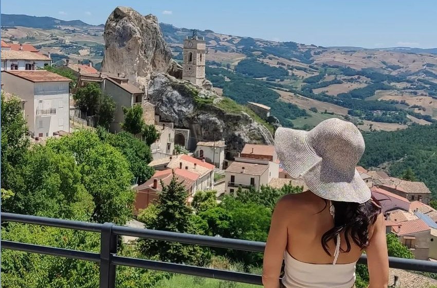 Molise-Pietracupa-panorama-morgia-persona im primo piano