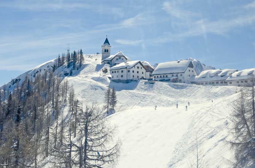 Friuli Venezia Giulia-Tarvisio-pista del Lussari-chiesa-case-neve