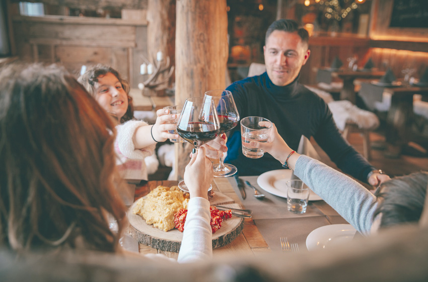 Piemonte-Alpi di Cuneo-famiglia-baita-cena-vino-polenta