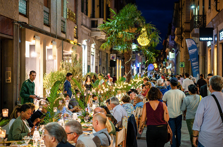 Piemonte-Alessandria-ristorante all'aperto-gente-evento estivo