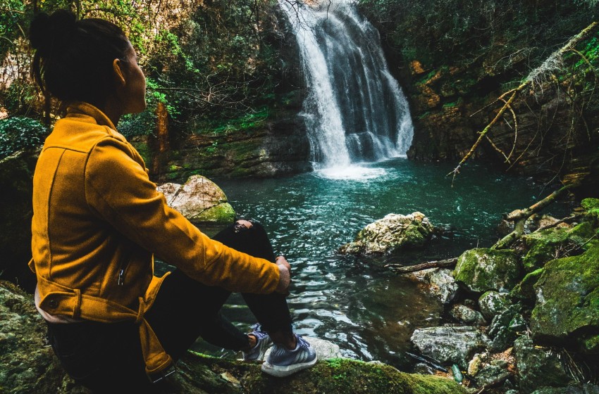 Molise- Carpinone-cascate di Carpinone-ragazza in primo piano