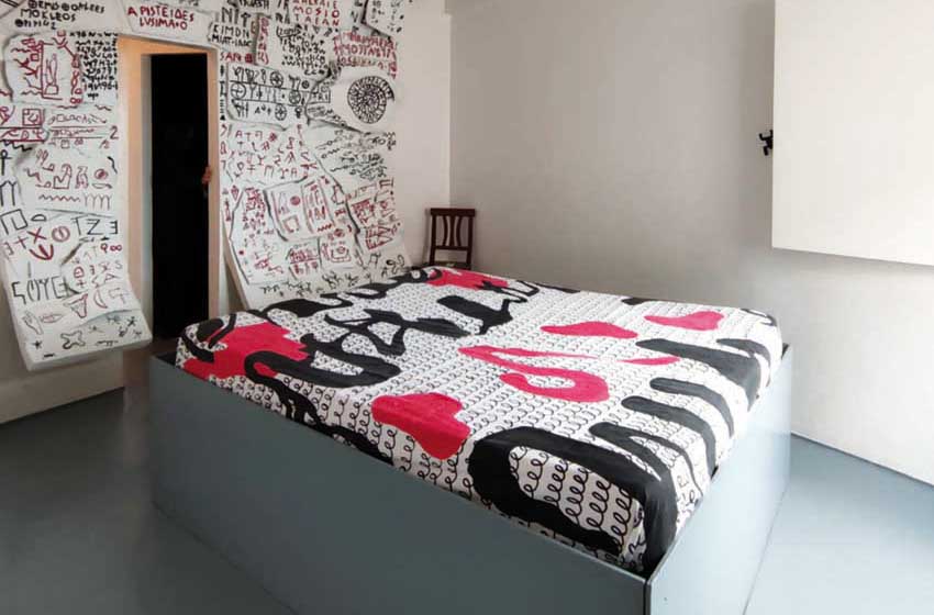 Sicilia-Castel di Tusa-Atelier sul Mare-camera-scritte-letto