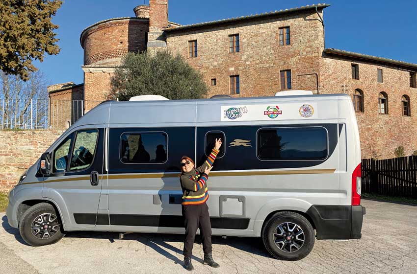 Syusy Blady con il suo camper-furgonato-Laika Ecovip CV 600-piazzale- parcheggio