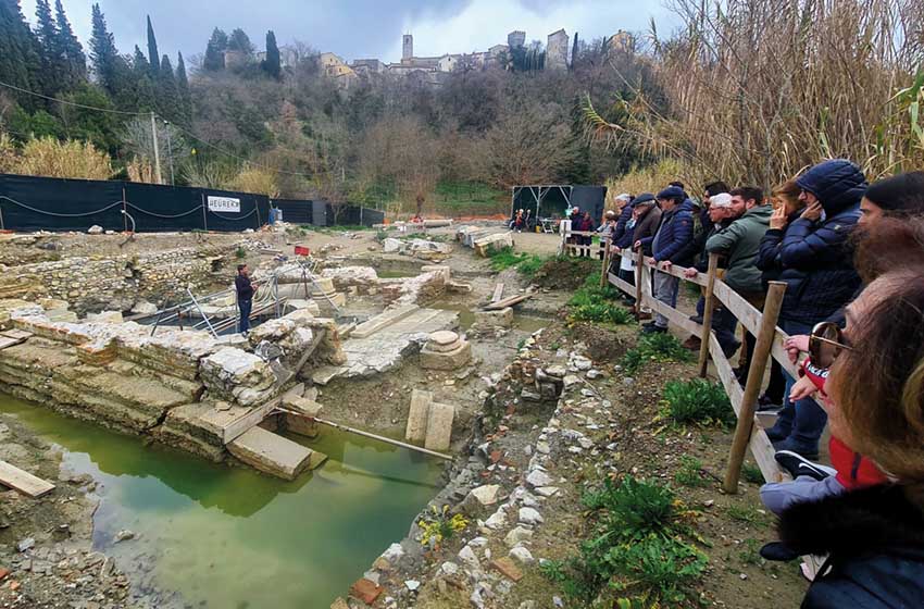 Toscana-San Casciano dei Bagni-Bagno grande-area archeologica-scavi-visitatori