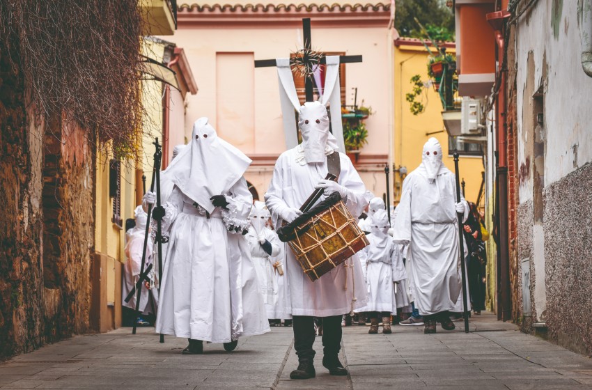 Sardegna-Iglesias-Pasqua-processione.-incappucciati-strada del centro-tamburo