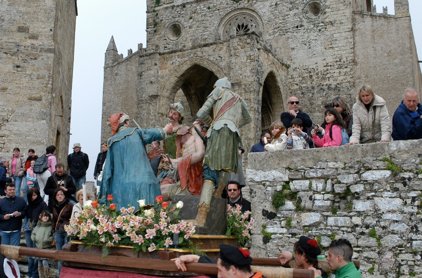 Sicilia-Erice-Pasqua-processione-duomo-folla