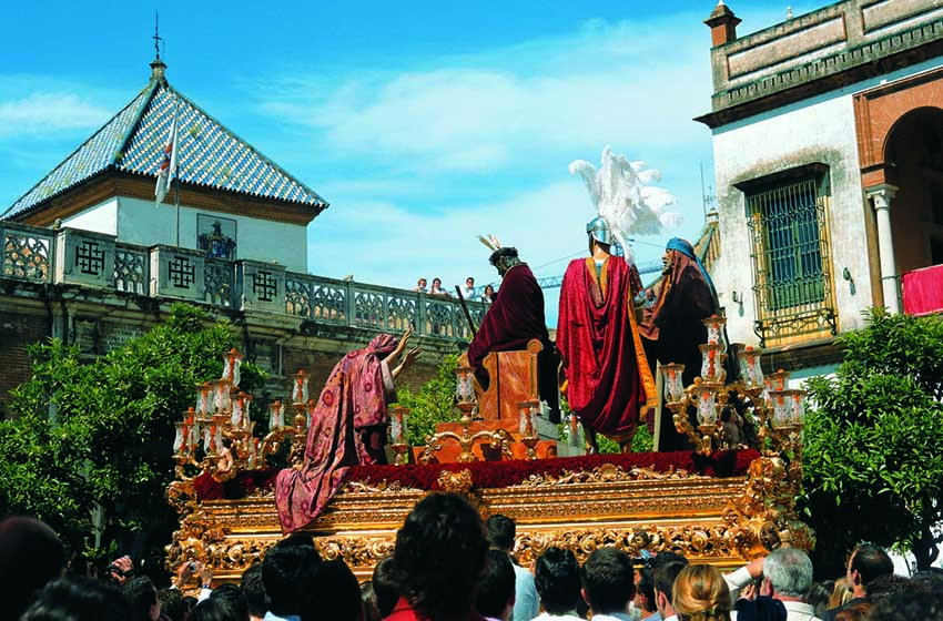 Spagna-Siviglia-Pasqua-processioni-uomini in ciostume-carro