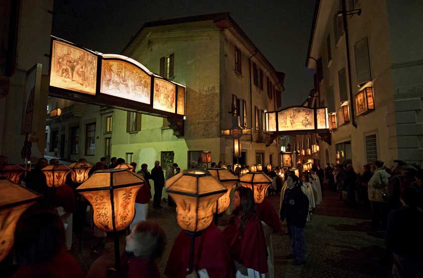 Svizzdera-Mendrisio-Pasqua-trasparenti-lampioni-sfilata-notturna
