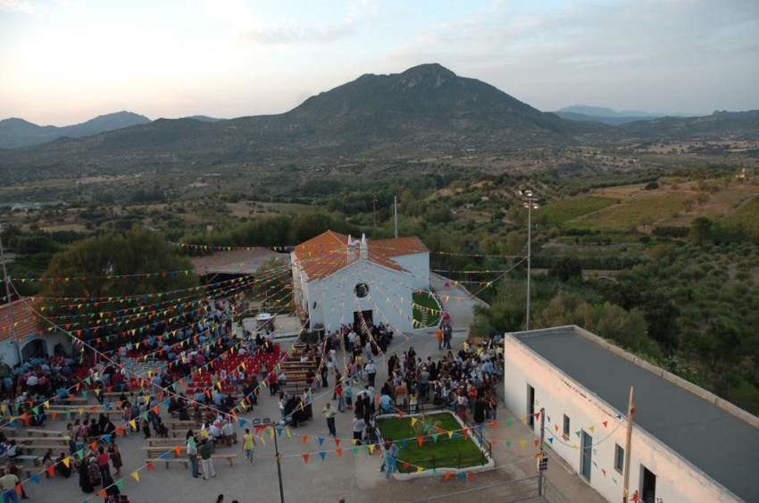 Sardinien-Oliena-Party-Dekorationen-Menschen-Kirche