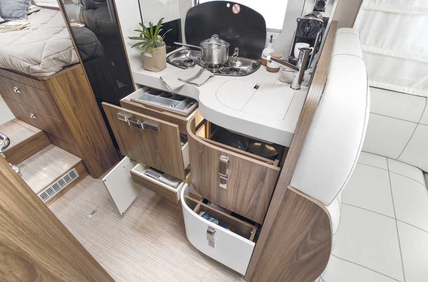 Cucina con vari spazi su Arca Europa New Deal H 699 GLG