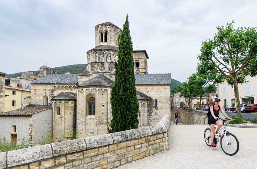 ciclisti vicino abbazia di cruas