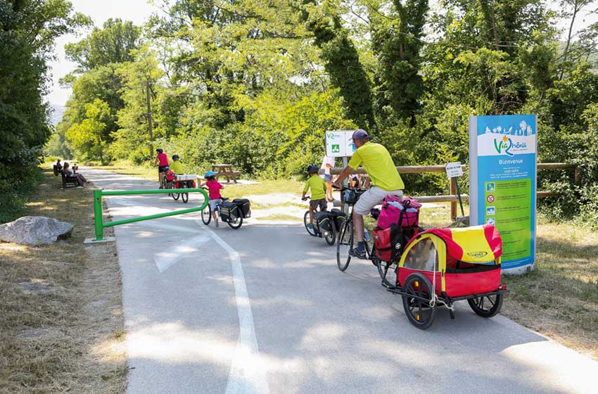 bici su strada con bambini