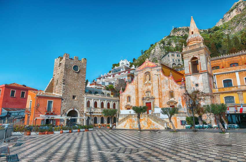 Taormina-con-la-torre-dellOrologio-e-la-chiesa-di-San-Giuseppe