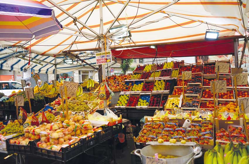 Sicilia-mercato-di-Ballaro-Palermo-bancarella della frutta