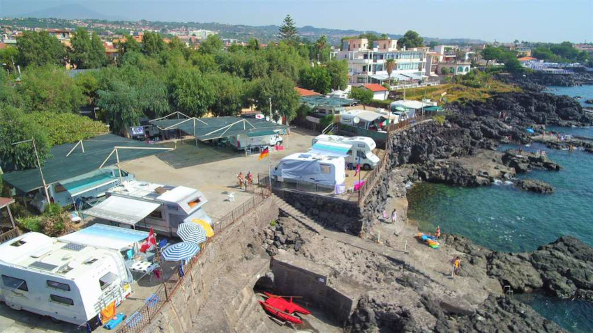 Sicilia-Catania-Camping Joni dall'alto-piazzole-camper-spiaggia rocciosa