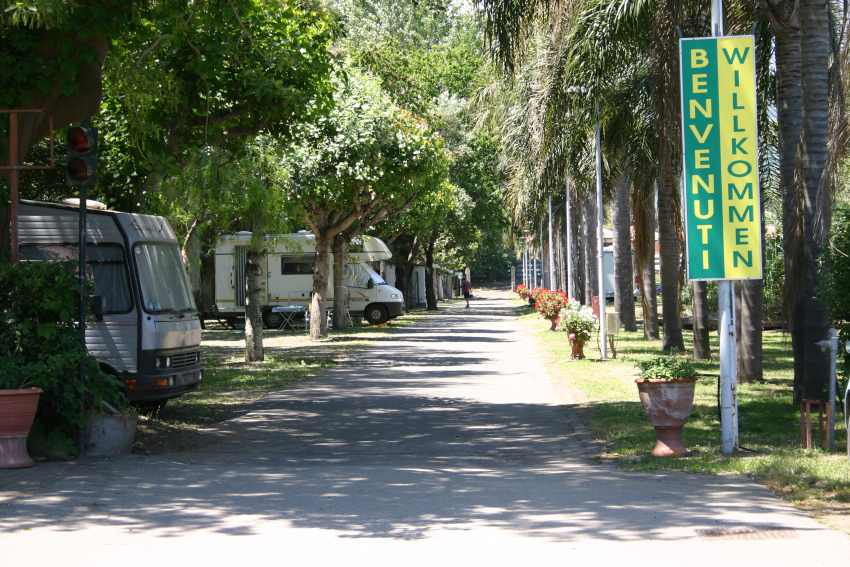 Sicilia-Mascali- Camping Village Mokambo-piazzole-camper
