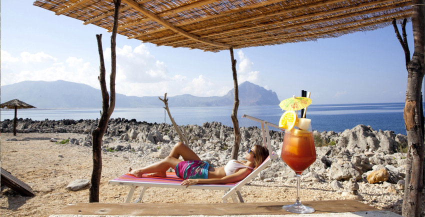 Sicilia-San Vito Lo Capo-El Bahir Camping Village-spiaggia-cocktail-mare-lettino