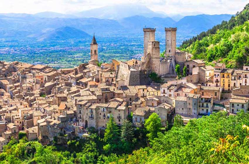 Una panoramica del borgo di Pacentro.