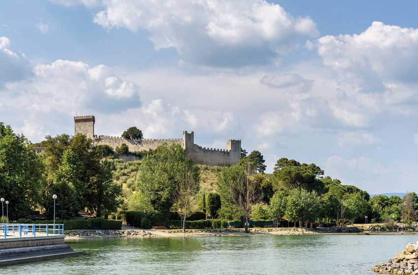 Umbria-Castiglione del Lago-rocca vista dal lago