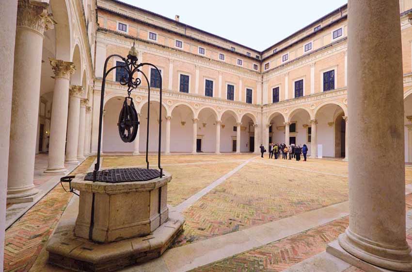 Marche-Urbino-Palazzo Ducale-cortile-pozzo