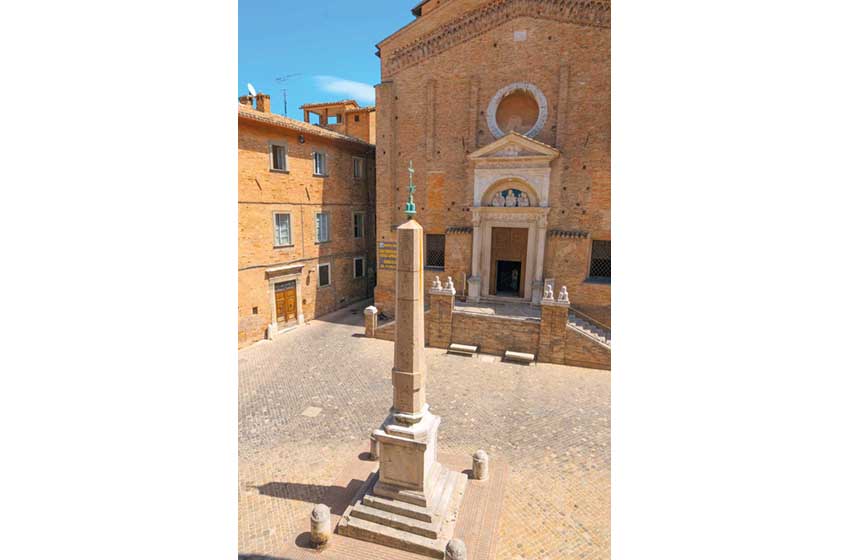 Marche-Urbino-chiesa di San Domenico-Piazza Rinascimento