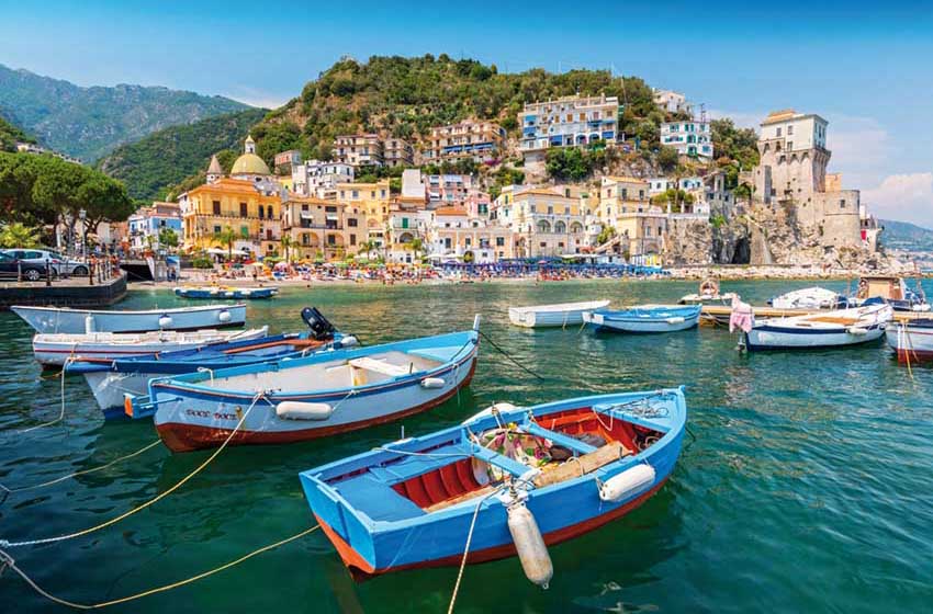 Campania-Cetara-porto-spiaggia-barche-borgo