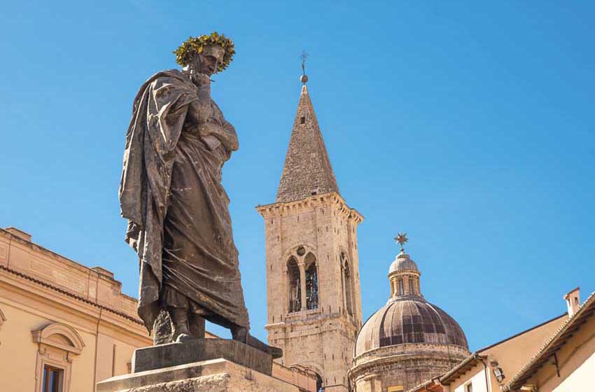 Abruzzo-Sulmona-statua Ovidio-campanile