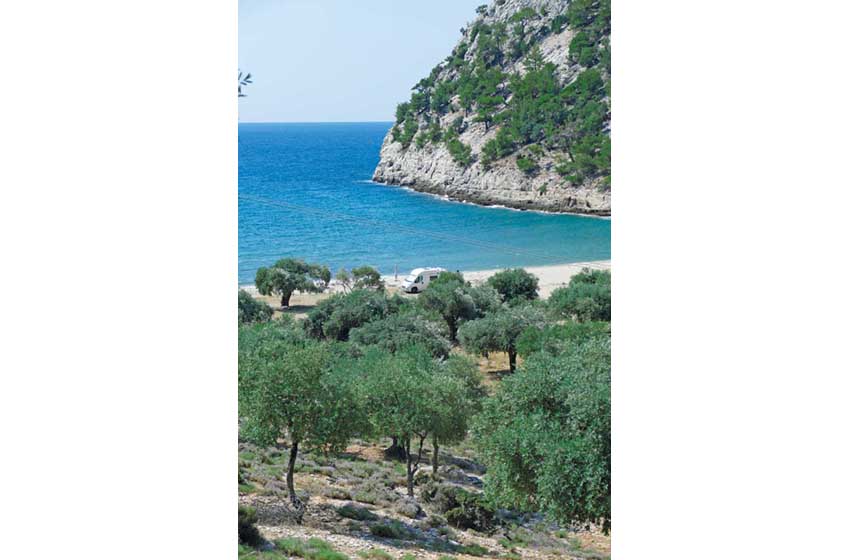 Grecia-Thassos-Livadi-camper in spiaggia