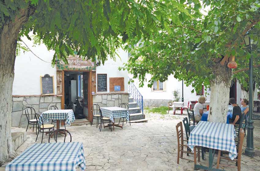 Grecia-Thassos-Maries-tpica taberna-tavoli all'aperto-ospiti
