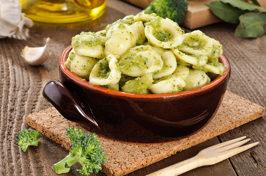 Puglia-Bari-orecchiette con cime di rape-aglio-olio