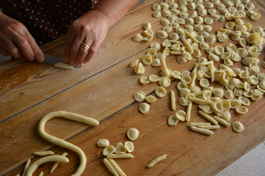 Puglia-Bari-orecchiette-massaia-mani in pasta