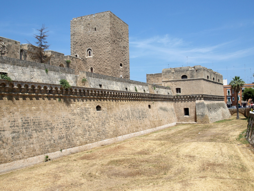 Puglia-Bari-castello normanno svevo-fossato