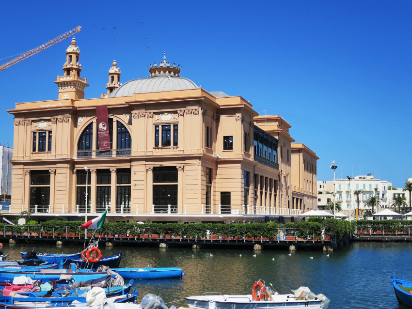Puglia-Bari-teatro Margheritra-barche sul mare