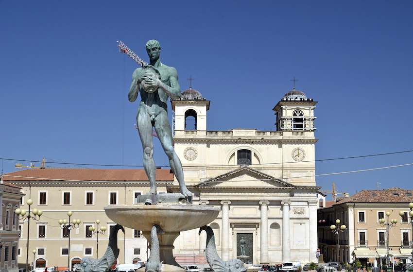 abruzzo l'aquila piazza duomo