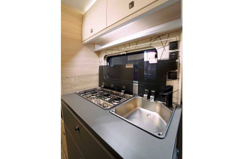 cucina a bordo di Fendt Apero 495 SKM
