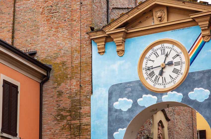 Dozza-Muro-dipinto-orologio