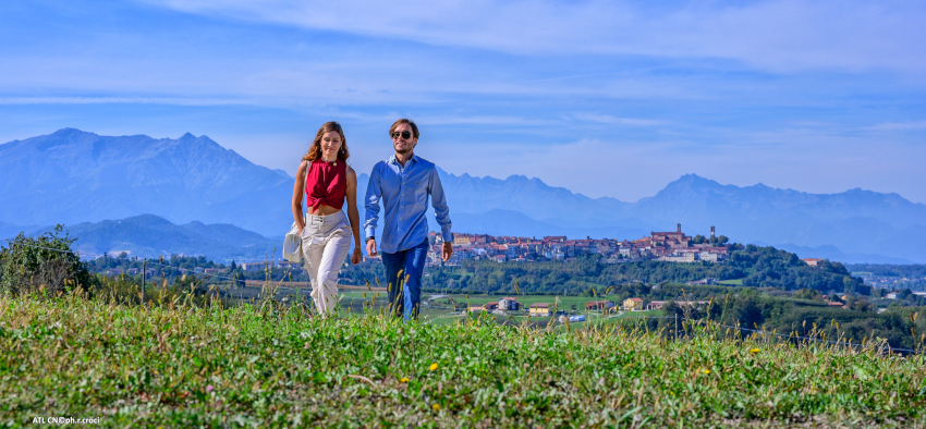 Piemonte-Cuneese-Mondovì-sentiero Landandè-coppia che passeggio