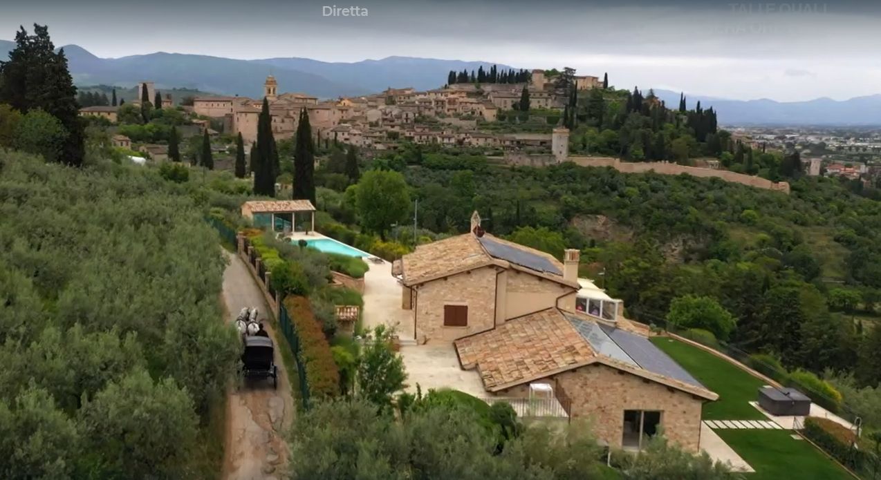 Umbria-Spello-panorama-case-collina