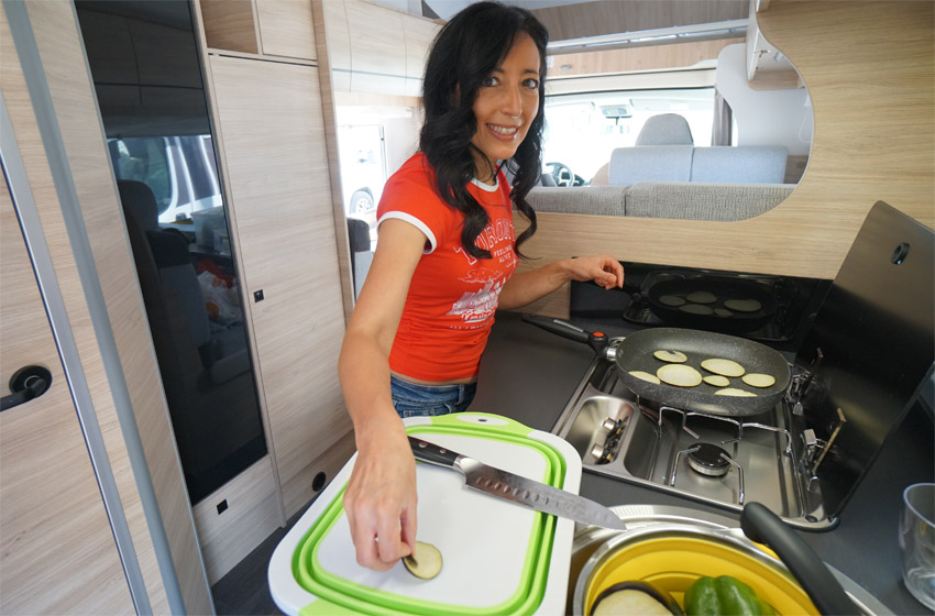 coltello santoku su tagliere in camper
