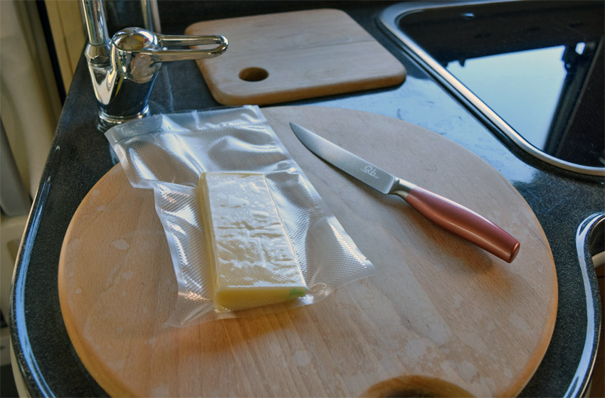 utility knife su tagliere in camper