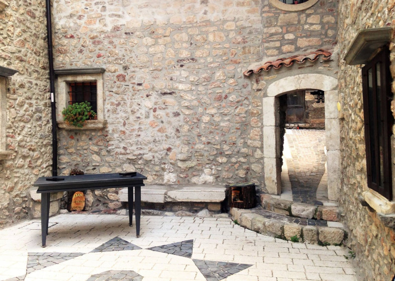 Fornelli-borgo della lettura-piazzetta della lettura-scrivania