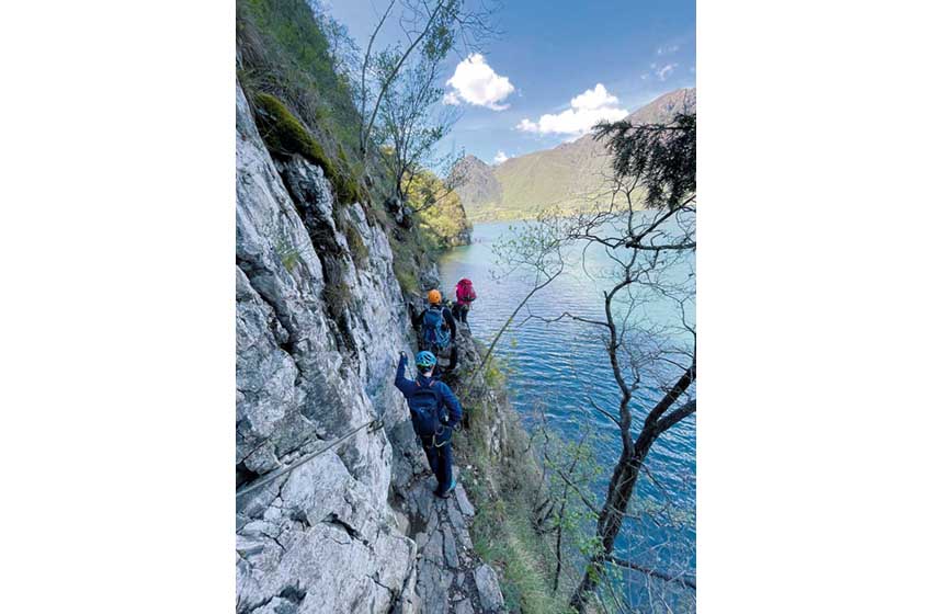 Lombardia-Lago d_Idro-Sentiero Sasse-ferrata-escursionisti vista lago
