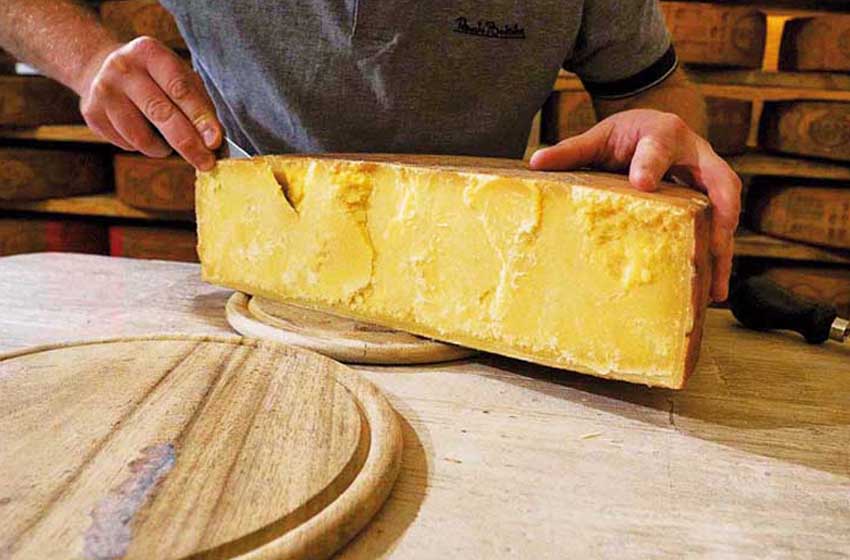 Lombardia- Lago d'Idro-bagòss formaggio di montagna