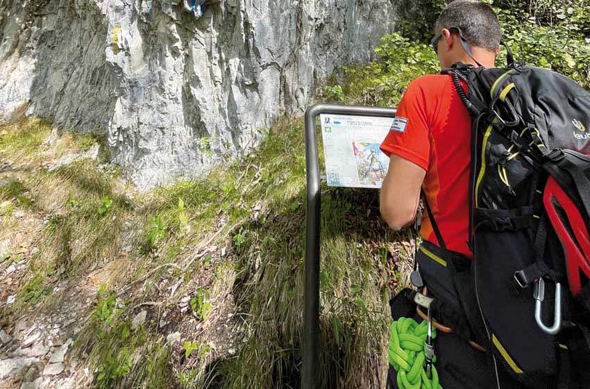 Lombardia-Lago d'Idro-Valle Sabbia-Sentiero dei Contrabbandieri-cartello esplicativo