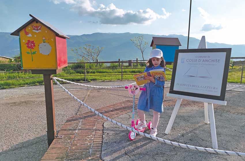 Molise-Colle d'Anchise-piazzetta della lettura con bambina