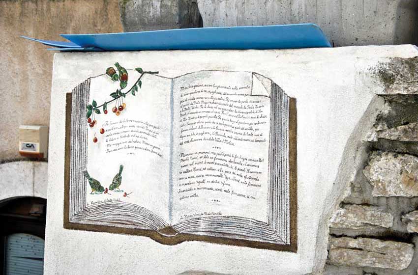 Molise-Macchiagodena-libro che decora il borgo-borghi della lettura