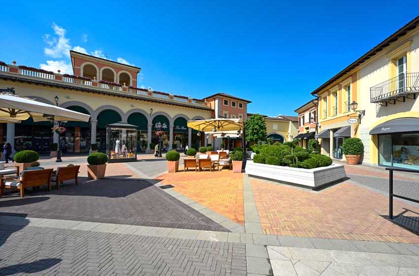 Lombardia-Pavia-Serravalle Design Outlet-Cortile-A7 Milano Serravalle Luca di Gennaro