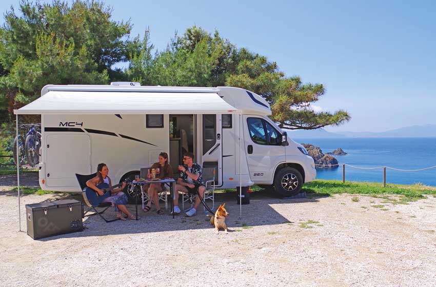campers-on-holiday-in-Cala-Moresca.
