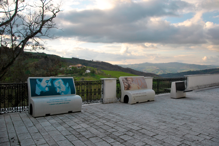 Molise-Ripalimosani-borghi della lettura-piazzetta con panchine a libro Falcone e Borsellino