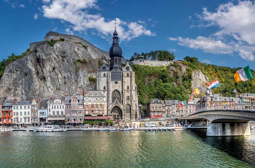 Belgio, Vallonia: Dinant, con l'iconica cattedrale affacciata sulla Mosa